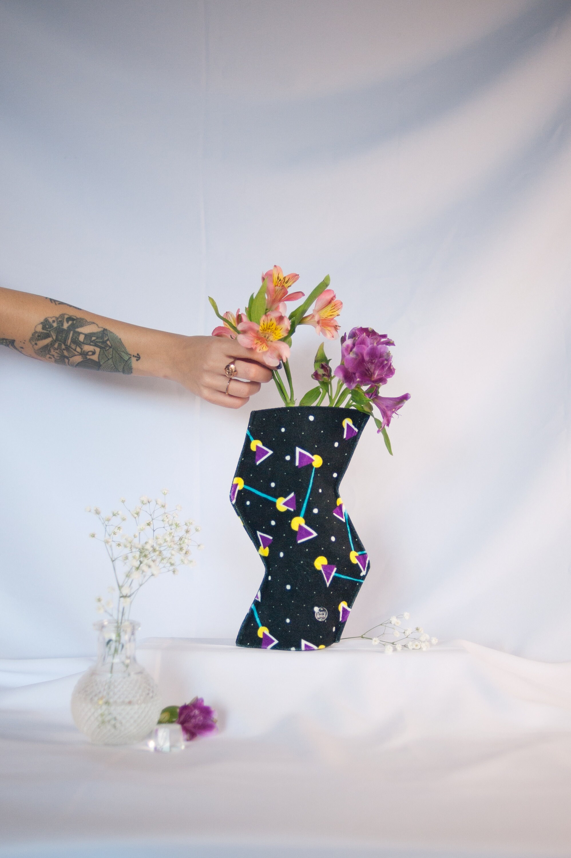 Vase en Tissu Moderne Imprimé Des Années 90 | Décoration Intérieure Contemporaine Vase Textile Zig-Z