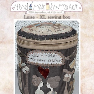 Puede incluir: Una caja de costura XL hecha a mano, en tonos marrón y beige. La caja tiene cierre de cremallera y está decorada con aplicaciones de tela, incluyendo el texto "Sew Your heart into every creation". Mide 21cm x 27cm.