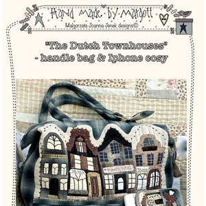 Könnte beinhalten: Eine blaue Denim-Tragetasche mit einem Patchwork-Design aus Häusern. Die Häuser haben unterschiedlich farbige Türen und Fenster und sind mit "Tea House", "Flower Hotel" und "Books" beschriftet. Die Tasche ist 35,5 cm x 49,5 cm groß und 11 cm tief. Zur Tasche gehört eine kleinere passende Handyhülle.