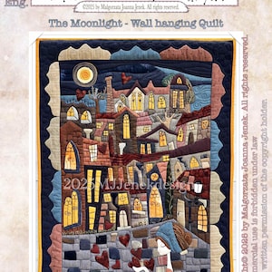 Peut inclure: Une courtepointe murale faite à la main, intitulée "The Moonlight". Elle représente un village nocturne avec des fenêtres éclairées, une pleine lune et une femme tenant des cœurs. Dimensions : 46 cm x 79 cm.