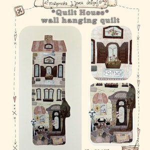 Può includere: Una trapunta da parete fatta a mano che rappresenta un edificio di tre piani con un negozio al piano terra. La trapunta è realizzata con ritagli di tessuto e presenta una varietà di colori e motivi. La trapunta misura 8 pollici per 23 1/2 pollici.