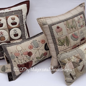 Puede incluir: Cuatro cojines decorativos con diseños florales y botánicos. Los cojines presentan detalles bordados, incluyendo plantas en macetas, flores y hojas. La paleta de colores incluye tonos beige, marrón y apagados, con una textura acolchada.