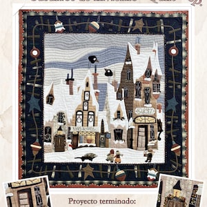 Op de afbeelding: Handgemaakte quilt getiteld "Susurros de Invierno" (Winterfluisteringen) met een winterdorpsscène met besneeuwde gebouwen, een bakkerij en een boekhandel. De quilt meet 107cm x 102cm en heeft een donkerblauwe rand met decoratieve elementen.