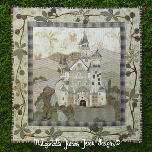 Pode incluir: Uma tapeçaria de parede acolchoada que apresenta uma representação detalhada de um castelo com um fundo branco e uma borda verde frondosa. O texto "Malgorzata Joanna Jerek Designs ©" está na parte inferior da imagem.