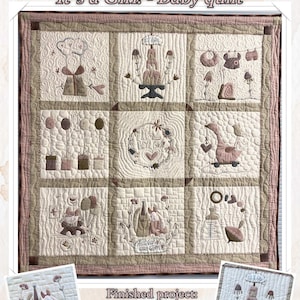 Può includere: Una trapunta per neonati rosa e marrone con un design a patchwork che presenta varie immagini, tra cui una torta, un cavallo a dondolo e un uccello. La trapunta misura 39 pollici per 39 pollici (99 cm per 99 cm). Il testo "It's a Girl! - Baby quilt" è nella parte superiore dell'immagine.