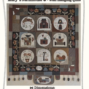 Può includere: Una trapunta da parete intitolata "Mary's Farmhouse" con un design a patchwork che rappresenta varie scene di vita in fattoria. La trapunta misura 39 1/2 pollici per 39 1/2 pollici ed è realizzata da Margott.