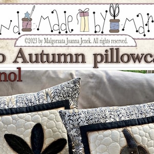 Könnte beinhalten: Zwei herbstliche Kissenbezüge mit schwarzen und weißen Blumenmustern. Die Kissenbezüge liegen auf einem beigen Sofa. Der Text "Two Autumn pillowcases Espagnol" ist oben im Bild zu sehen.