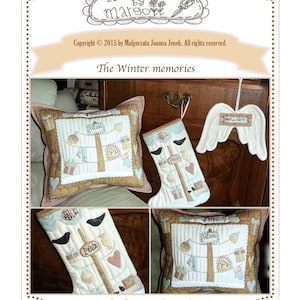 Könnte beinhalten: Ein Set aus drei gesteppten Weihnachtsdekorationen mit einem Kissen, einem Strumpf und Engelsflügeln. Das Kissen ist beige mit einem blauen und weißen Baumdesign und dem Text "Peace" und "Snow". Der Strumpf ist blau und weiß mit einem Baumdesign und dem Text "Peace". Die Engelsflügel sind weiß mit dem Text "Peace on Earth".