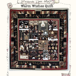 Könnte beinhalten: Ein Quiltmuster mit Winterthema. Der Quilt besteht aus verschiedenen Quadraten mit unterschiedlichen Designs, darunter ein Lebkuchenmann, ein Schneemann, ein Weihnachtsbaum und ein Haus. Der Quilt ist 55 Zoll mal 55 Zoll groß. Der Text "Warm Wishes Quilt" befindet sich oben im Bild.