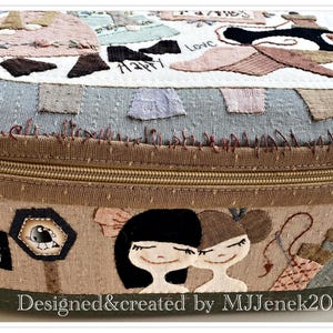 Puede incluir: Una caja de tela ovalada de color marrón con cierre de cremallera. La caja está decorada con recortes de tela, bordados y el texto "Patch & Sew".