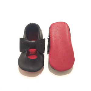 Schwarz rot Böden Mary Janes Moccs, Leder Baby Mokassins, Louboutin inspiriert Moccs, echtes Leder Baby Mary Janes Mokassins