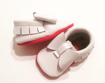 Mocasines de bebé de piel blanca hechos a mano con lazo y suela roja, zapatos de bebé con suela roja, zapatos de bebé con suela suave, regalo para bebé, baby shower