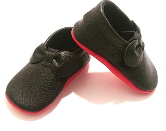 Mocasines de bebé de piel hechos a mano, negros con lazo y suela roja