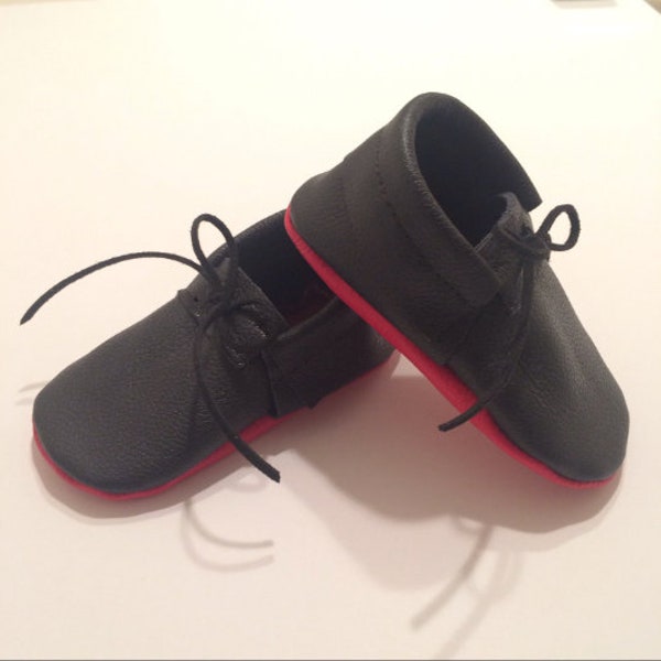 Mocassins bébé en cuir à lacets noirs, bas rouges, cuir véritable, mocassins bébé, mocassins bébé, mocassins pour tout-petits, loubs