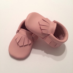 Blush Classic Fringe Genuine Leather Baby Moccasins, Pink Moccs, Blush Moccs, Fringe Moccs, Leather, Baby Moccasins, Toddler Moccasins