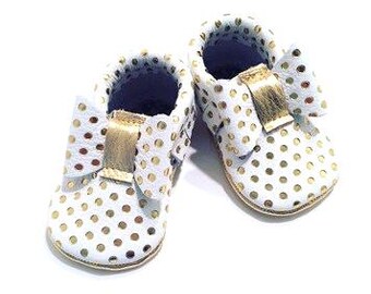 Mocasines de bebé de piel con lunares dorados y pajarita
