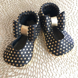 Schwarz mit Gold Polka Dots Mary Janes Mokassins, Mary Janes, schwarz und Gold Baby Mokassins, Mokassins, Leder Baby Kleinkind Mocs, Polka Dots