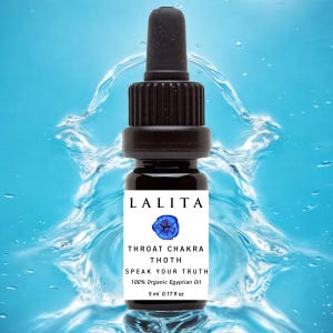 以下が含まれることがあります： 「LALITA」と「THROAT CHAKRA THOTH SPEAK YOUR TRUTH 100% Organic Egyptian Oil 5 ml 0.17 fl oz」とラベルされた、黒いガラス瓶とドロッパー。ボトルは青い水の背景に配置されています。