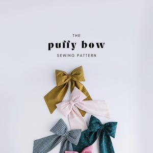 Puede incluir: Varios lazos de tela hechos a mano en colores mostaza, rosa, cuadros vichy y verde azulado con lunares rojos. El texto "THE PUFFY BOW SEWING PATTERN" se muestra en la parte superior. Ideal para coser.