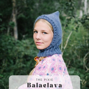 Può includere: Uno schema di maglia per un snood balaclava blu chiamato "The Pixie Balaclava Snood".