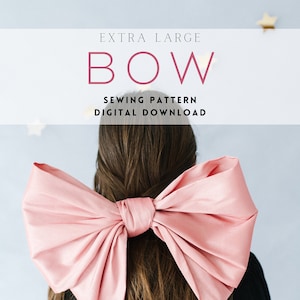 Puede incluir: Un gran lazo rosa atado en la parte posterior del cabello de una persona. El lazo está hecho de una tela suave y sedosa. La persona lleva una camisa negra. El fondo es una pared azul claro.