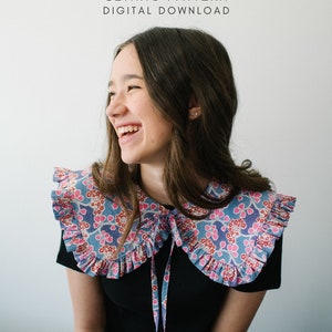 Könnte beinhalten: Eine Frau trägt ein schwarzes Shirt mit einem großen, überdimensionalen Blumenkragen. Der Kragen ist blau mit rosa und roten Blumen. Der Text "oversized collar" und "sewing pattern digital download" befindet sich über dem Kopf der Frau.