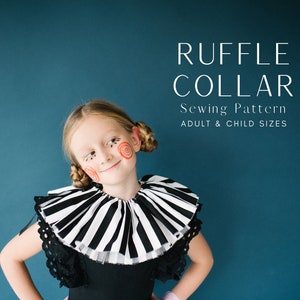 Könnte beinhalten: Ein junges Kind trägt einen schwarz-weiß gestreiften Rüschenkragen mit schwarzer Spitzenborte. Der Kragen ist groß und dramatisch. Der Text "RUFFLE COLLAR Sewing Pattern ADULT & CHILD SIZES" ist über dem Kopf der Person zu sehen.