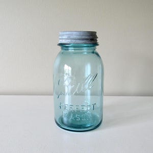vintage Ball Perfect Mason quart jar with zinc lid