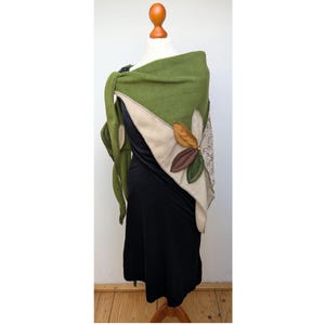 Può includere: Una tazza di ceramica bianca con manico nero e la scritta "But First, Coffee" in grassetto nero. La tazza è posta su uno sfondo sfocato, suggerendo un'atmosfera accogliente.