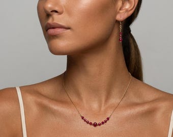 Collar y pendientes de rubí, piedra natal de julio.