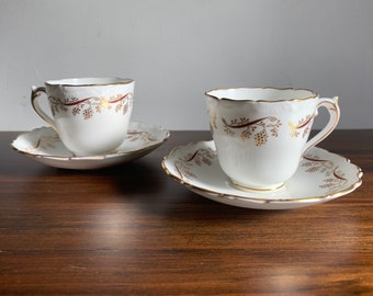 2 tazas de té Coalport Borgoña Demi-Tasse, juego de 2 más 3 platillos adicionales, hermosas tazas de té de China con detalles en oro y rojo oscuro