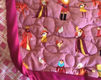 Edredón de bebé de tela entera hecho a mano con tema medieval rosa, edredón de bebé con diseño de Castle Peeps, algodón, manta de bebé, regalo de ducha, reyes y reinas