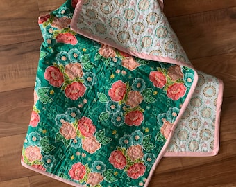 Manta de bebé de edredón hecha a mano, edredón de bebé de tela entera, edredón floral, floral verde hecho a mano, floral rosa, edredón para niños, coral, regalo de ducha