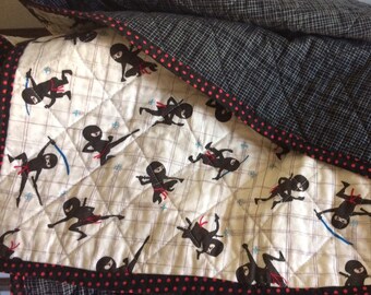 Edredón de bebé hecho a mano, edredón de tela entera con estampado ninja, edredón de algodón para niños, negro y gris, regalo de baby shower, regalo de cumpleaños, manta para bebés