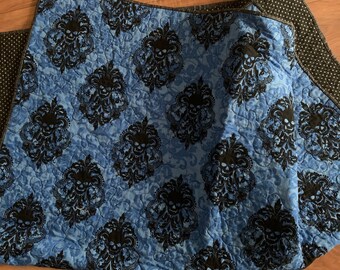 Edredón de bebé hecho a mano, edredón de damasco de tela entera, edredón negro y azul del bebé, edredón de tela entera acolchado de la máquina, cráneo y edredón del punto