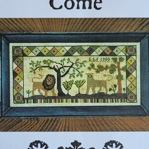 Puede incluir: Un muestrario de punto de cruz titulado "Kingdom Come" de Carriage House Samplings. El muestrario presenta una imagen enmarcada de dos leones bajo un árbol con la fecha "A.D. 1999" y el texto "Carriage House Samplings" en la parte inferior.