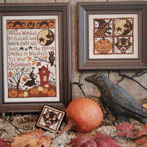 Può includere: Un libro di schemi per punto croce a tema Halloween, intitolato "The Prairie Schooler". La copertina presenta campioni di punto croce incorniciati con disegni spettrali, tra cui streghe, gatti neri, zucche e il testo "When Witches Go Riding."