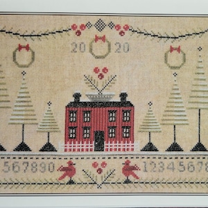 Könnte beinhalten: Kreuzstichmuster mit dem Titel "Cranberry Christmas" mit einem roten Haus, Weihnachtsbäumen, Kränzen und dem Jahr 2020. Das Design umfasst Zahlen, Vögel und florale Akzente, alles im festlichen Urlaubsstil.