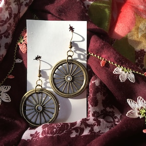 Hechos a pedido. Pendientes de rueda de chakras romaníes, colección Roma, pendientes de latón con la bandera romaní y pájaros, joyas romaníes *gitanas, Dharmachakra