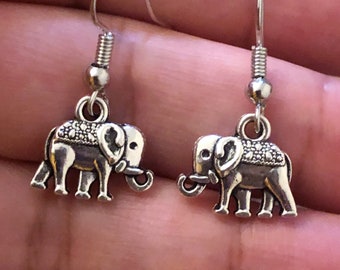 Simpatici Orecchini Pendenti Con Lamantino Grigio Felice, Regalo Di