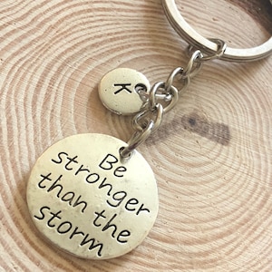 Portachiavi &quot;Be Stronger than the Storm&quot;, Combattente, Rimani forte, Regalo per lei/lui, Portachiavi personalizzato, SCEGLI L&#39;INIZIALE