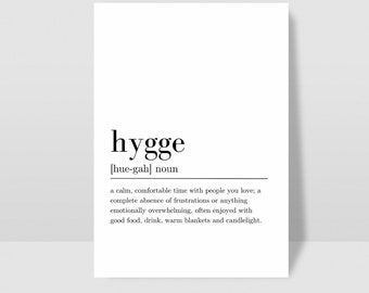 Könnte beinhalten: Ein schwarz-weißes druckbares Wandbild mit dem Wort "hygge", definiert als eine ruhige, gemütliche Zeit mit Menschen, die man liebt, eine vollständige Abwesenheit von Frustrationen oder irgendetwas emotional Überwältigendem, oft genossen mit gutem Essen, Getränken, warmen Decken und Kerzenlicht.