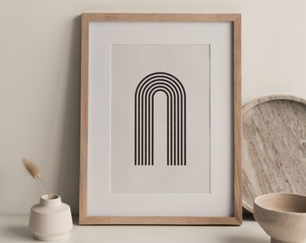Op de afbeelding: Een ingelijst print met een geometrisch ontwerp in zwart en wit van een boog. De print is op een witte achtergrond en is ingelijst in een licht houten frame.
