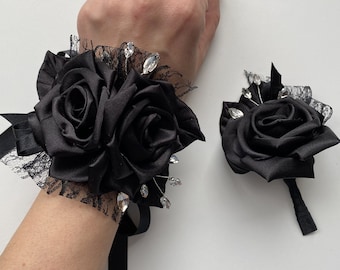 Set di fiori neri da polso, fiore all'occhiello, per matrimonio, laurea, ballo di fine anno, fiore in tessuto di pizzo con strass