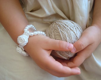 Ivory Flower Corsage,Girl Baby Toddler Child Bridesmaid Wrist Corsage,Wedding Flower Corsage,ivory Pearls Roses Bracelet,Satin Roses Corsage