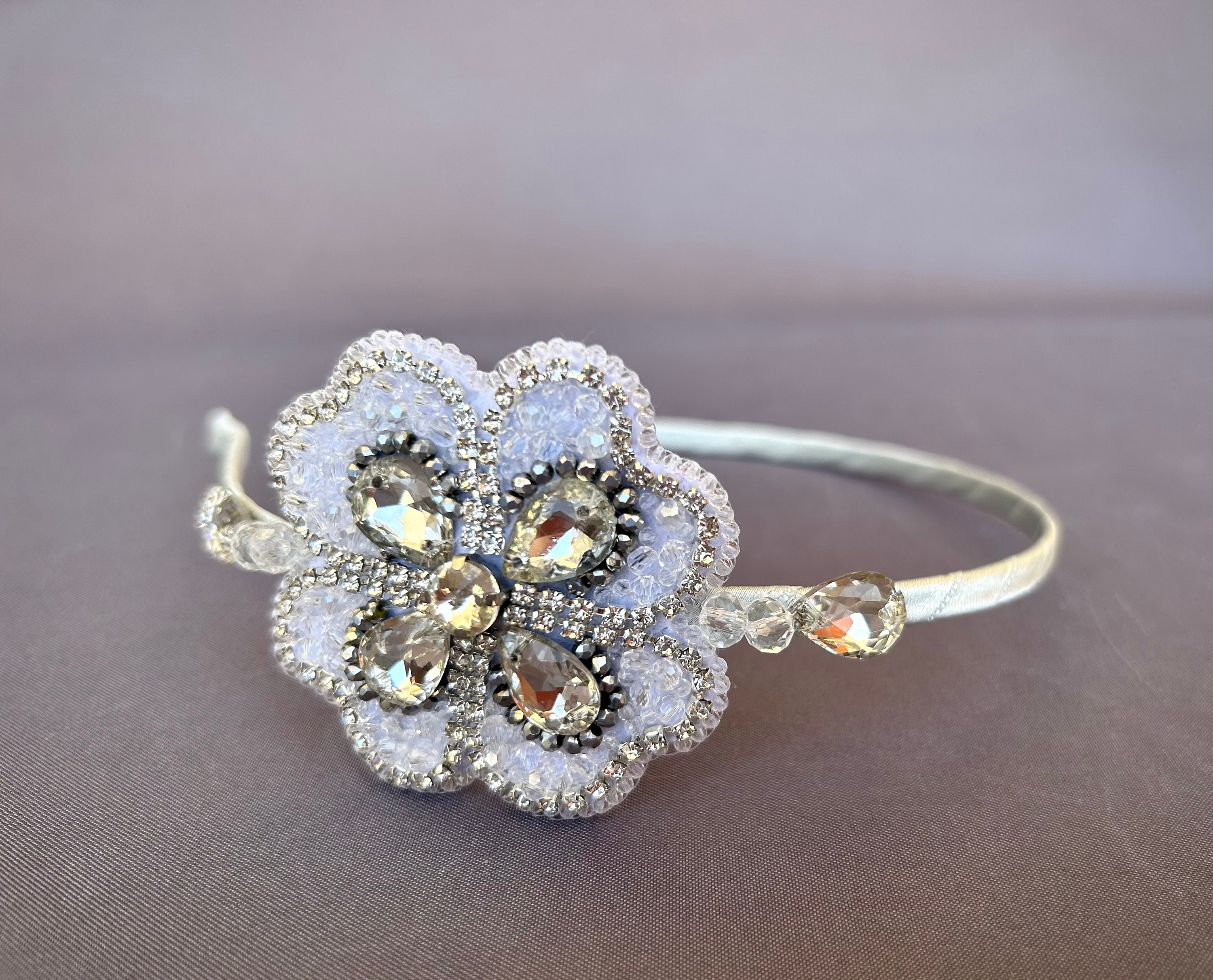 Cerchietto per capelli da sposa in argento e perle Kelly, alone per damigella d'onore con strass, accessorio per capelli da sposa per bambine e bambine, stile Boho Boho Chic. - Italia