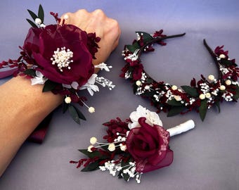 Diadema con ramillete y boutonniere de flores secas color burdeos y verde marfil para damas de honor, boda rústica bohemia.
