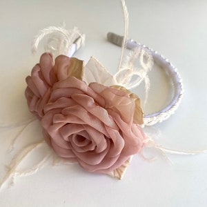 Hoofdband met stoffige roze bloemen, champagnekleurige verenaccent - bruiloft, feest Headband
