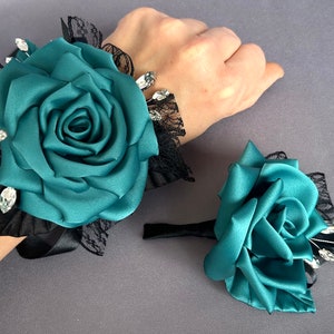 Petrol schwarze Blumen Handgelenk Corsage oder Boutonniere Set Hochzeit Handgelenk Corsage Heimkehr Grad Abschlussball Corsage Brautjungfer Corsage Blumenalternativen