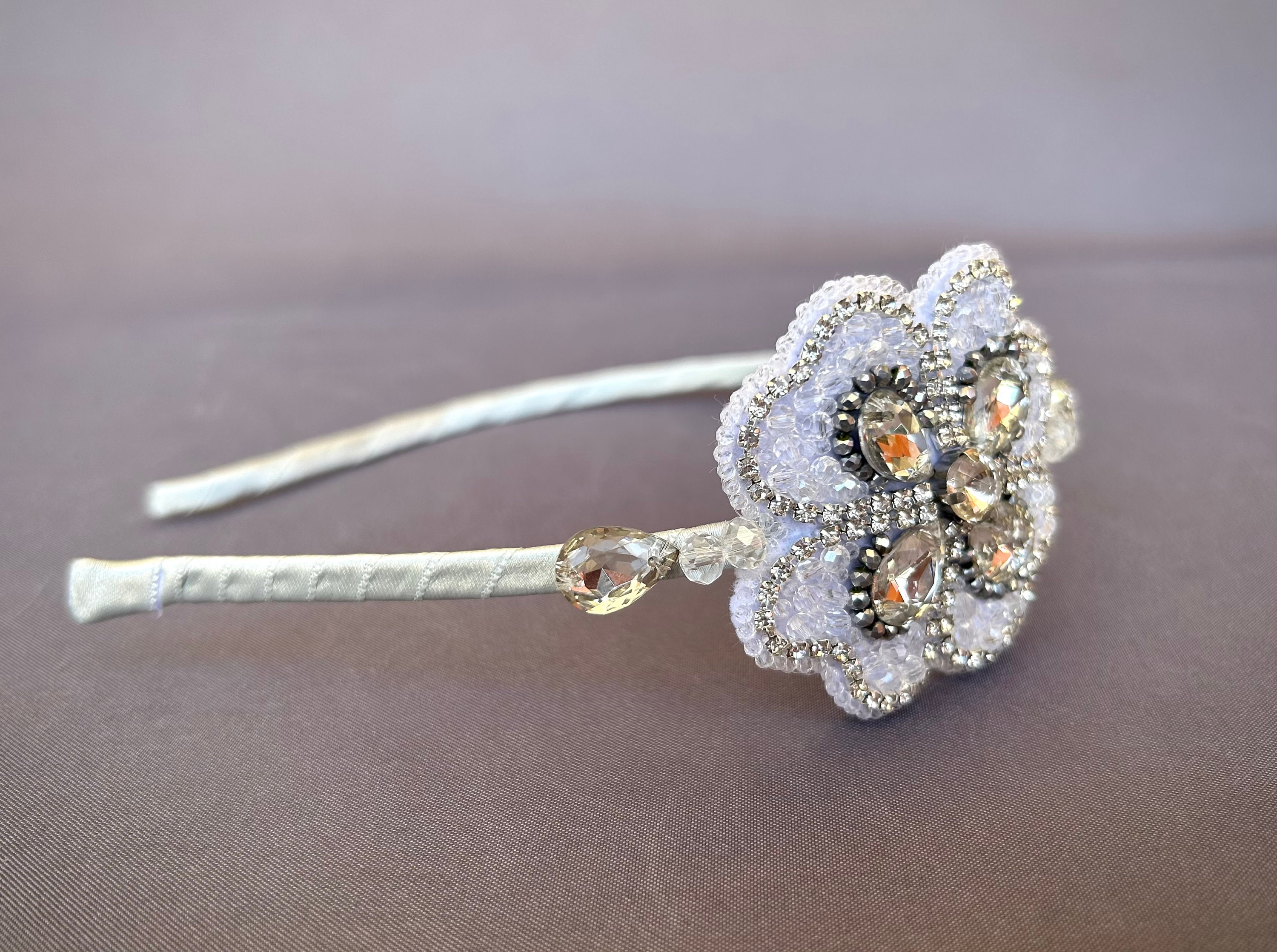 Cerchietto per capelli da sposa in argento e perle Kelly, alone per damigella d'onore con strass, accessorio per capelli da sposa per bambine e bambine, stile Boho Boho Chic. - Italia